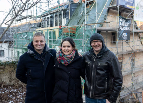 Szilvia, Simon und Martin vor dem dritten Hotel im Bau